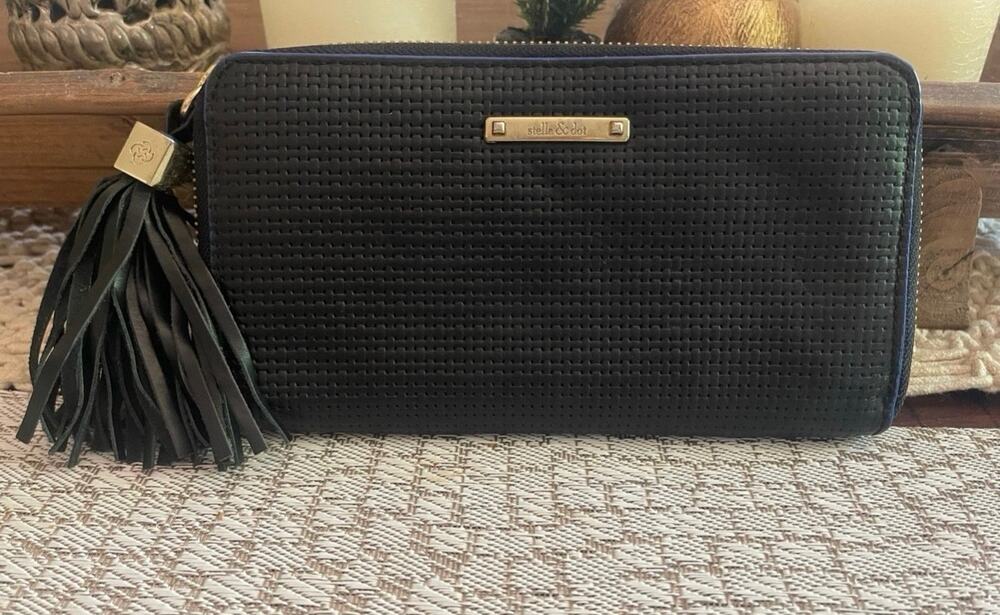 stella & dot black ziparound wallet 8"